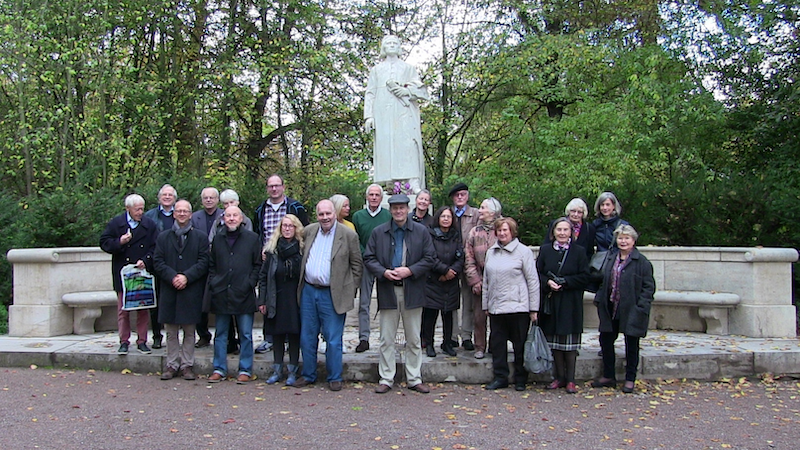 Norbert Urbainsky (4. v. l.) mit den Mitgliedern der DLG vor dem Denkmal im Ilm-Park (2019)